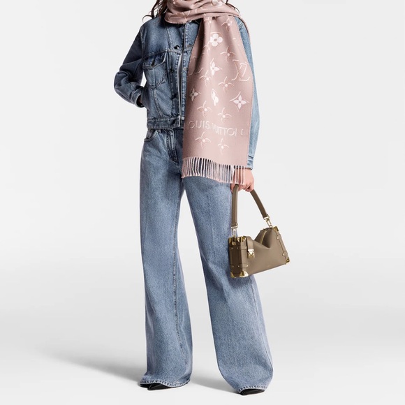 LV Essential Shine Scarf - Picture 3 of 8